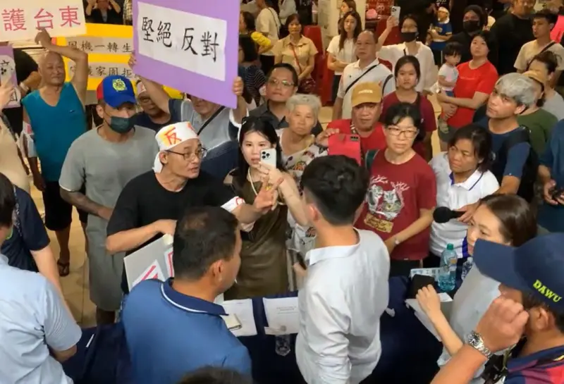    ▲去（2025）年8月12日開發商台亞風能赴台東縣大武鄉召開陸域風電說明會，遭到上百位居民激烈抗議。（圖／潘美緣提供）  