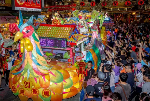 ▲北港朝天宮迎媽祖被稱為「北港人的第2次過年」。藝閣沿途會向民眾拋灑禮品，加上「請客文化」，使北港街區幾乎擠滿人潮。（圖／北港朝天宮）