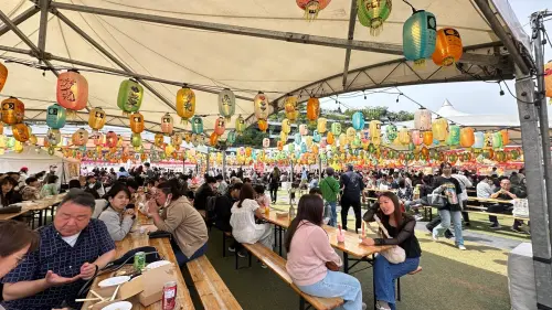 ▲ 台南市長黃偉哲今天走入熊本市中心花畑廣場活動現場，走訪攤位、與民眾互動，介紹台南美食與農特產品。（圖／南市府提供）