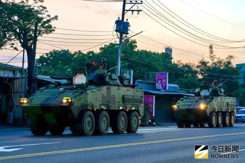 ▲CM11戰車與CM34八輪裝甲車協同前進，進行戰術機動演練，強化整體作戰效能。（圖／記者莊全成攝，2026.05.04）