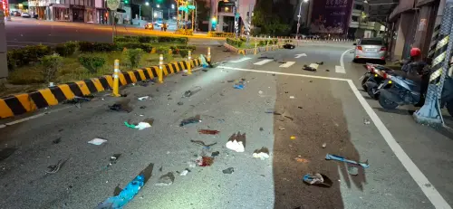 ▲彰化市中華陸橋4日清晨這起死亡車禍，現場四處散落撞擊所留下的碎片，更伴隨著施男一陣心碎哭吼聲。（圖／讀者提供）