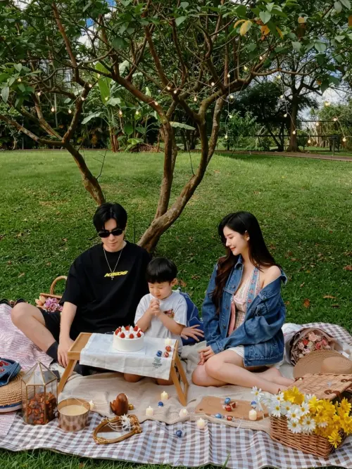 ▲唐禹哲（左）與蘇小軒（右）一起為兒子在戶外慶祝4歲生日。（圖／蘇小軒IG@xiaoxuansu）