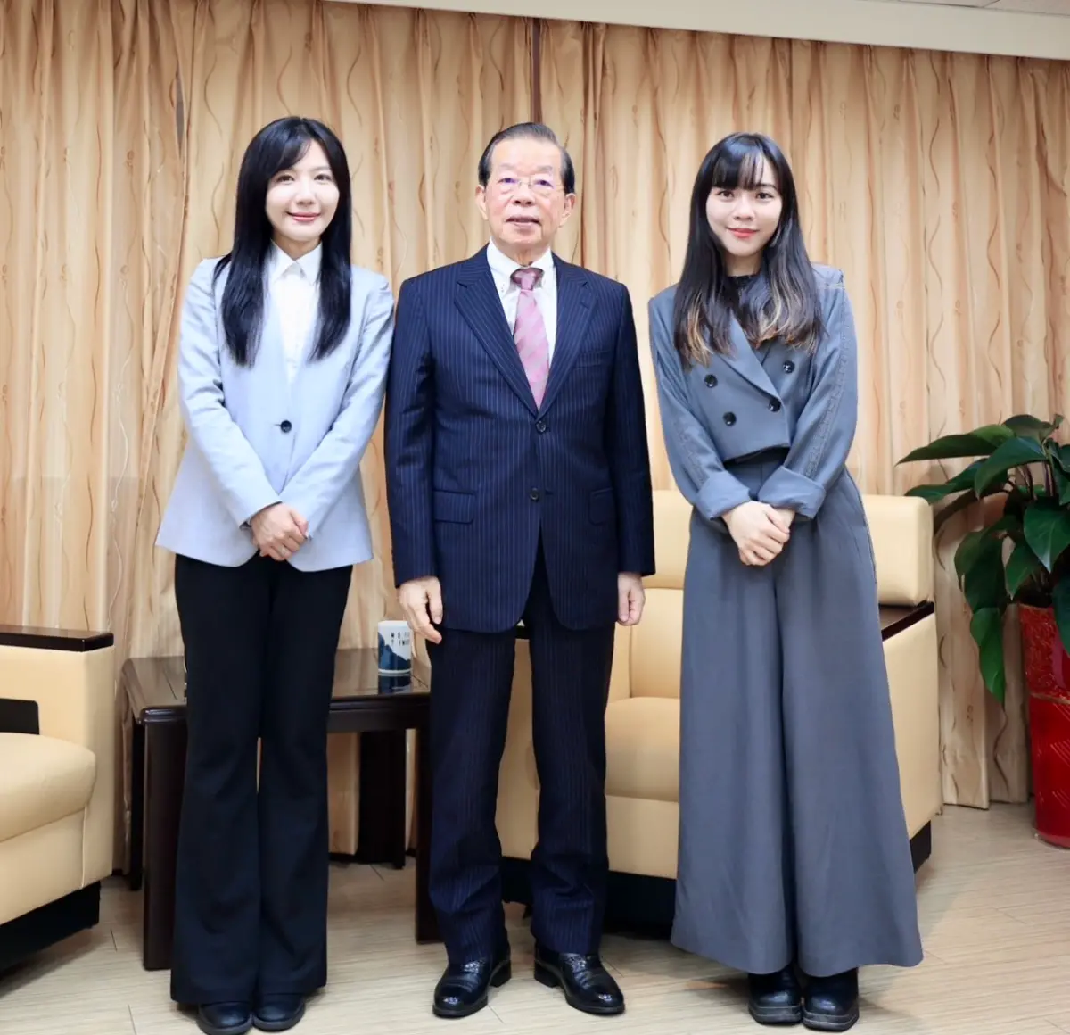 ▲黃捷、吳沛憶近日共同拜訪台日關係協會長謝長廷。（圖／黃捷臉書）