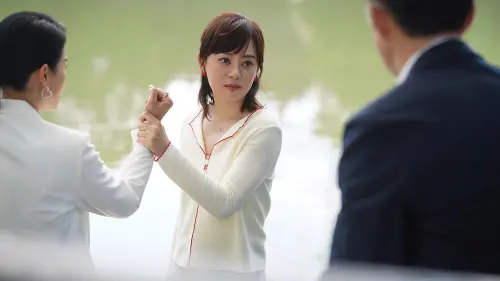 ▲《蠻好的人生》中，孫儷（中）拉著小三跳河，逼迫丈夫二選一。（圖／中天娛樂台提供）