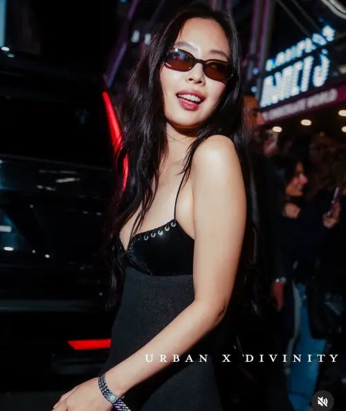 ▲ Jennie深V黑裙辣翻全場！預熱Met Gala炸出S曲線外媒全看傻。（圖／IG@urbanxdivinity）