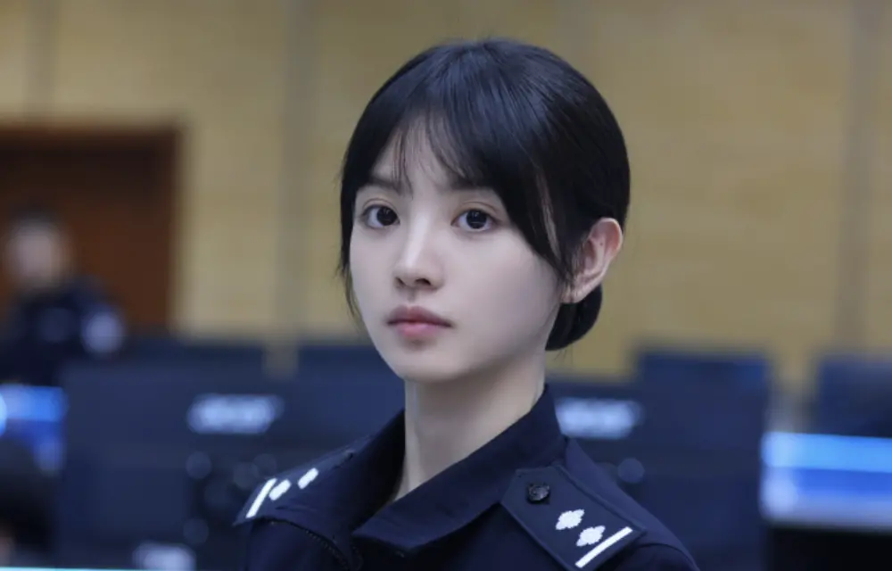 ▲田曦薇《低智商犯罪》飾演女警「李茜」，淡妝低馬尾的造型，加上警察制服，又颯又甜，網友封她初戀系女神。（圖／翻攝自微博@低智商犯罪）