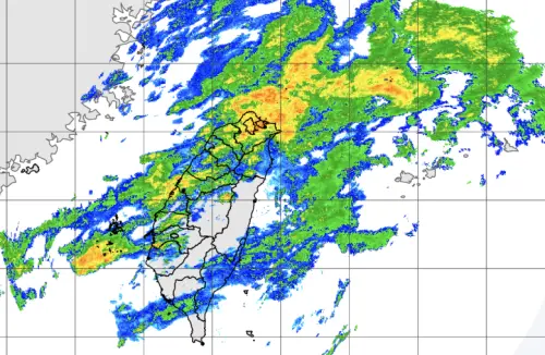 ▲受到東北季風、華南雲雨區雙重影響，今天全台天氣不穩定，外出建議攜帶雨具。（圖／中央氣象署）