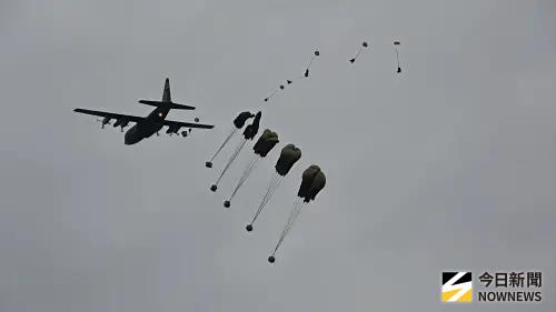 陸軍空降中心拂曉空投　模擬戰時物資補給