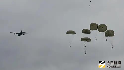 ▲白米、軍毯及彈藥箱等物資隨傘降落，驗證多樣化補給投送能力。（圖／記者莊全成攝，2026.05.05）