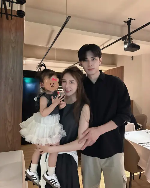 ▲神似張凌赫的阿B（右）已經結婚，這次被拍到純粹是去店裡幫忙。（圖／翻攝阿B Threads@bben89）