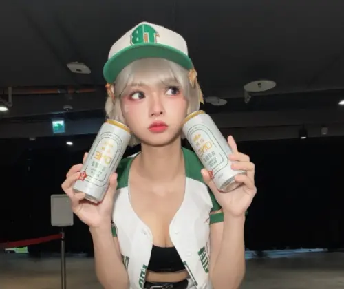 ▲啤酒女孩栗子在大巨蛋工作期間，砲哥不滿被擋住觀看啦啦隊視線，推擠還開嗆：「我花錢不是來看妳的！」（圖/Yuyun Yang臉書）