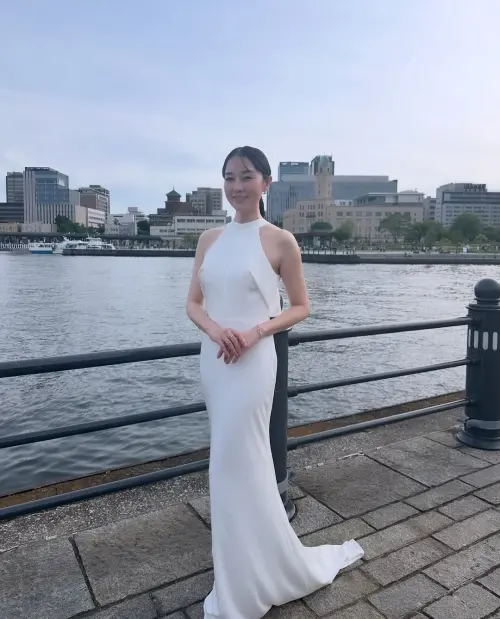 ▲46歲伊藤步（如圖）保養非常好，完美駕馭顯胖的白色長禮服。（圖／IG@ayumi__ito）