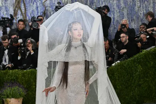 BLACKPINK到齊Met Gala！LISA 3D列印自己手臂　打造超狂四手造型