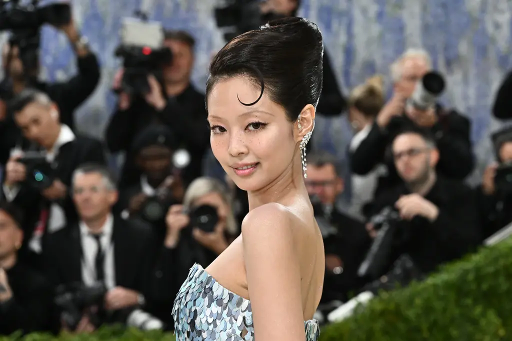 ▲BLACKPINK成員Jennie（如圖）以美人魚之姿登上2026 Met Gala，她透露身上有15000亮片，模樣超吸睛。（圖／AP美聯社）