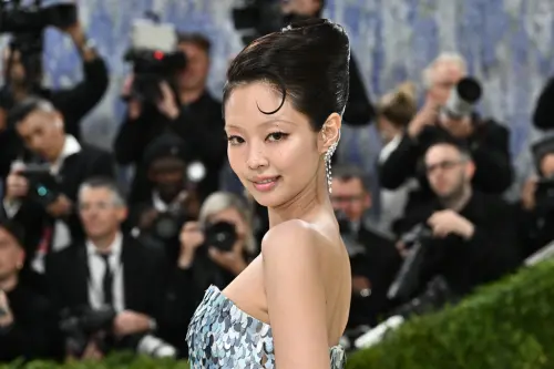 Jennie無眉毛登Met Gala！15000張亮片貼全身　化身美人魚太震撼