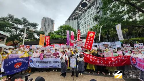 上千名護理師冒雨包圍衛福部怒吼！要三班護病比入法「拒絕空話」