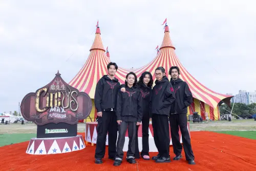 ▲麋先生（如圖）為演唱會搭起巨型馬戲帳篷，並特別重新編曲、拉長間奏段落，讓特技演員有足夠時間進行演出。（圖／相信音樂提供）