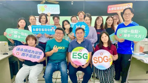 ▲高雄高商培育師生取得減碳人員證書，將全面啟動校園碳盤查，展現深耕永續校園。（圖／高市府教育局提供）