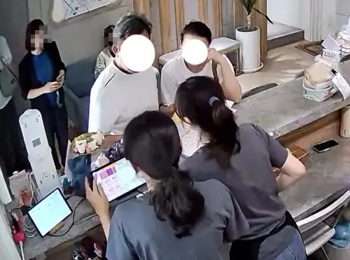 奧客摔菜單罵店員！闆娘霸氣反擊「給我回來道歉」　眾刷5星猛讚