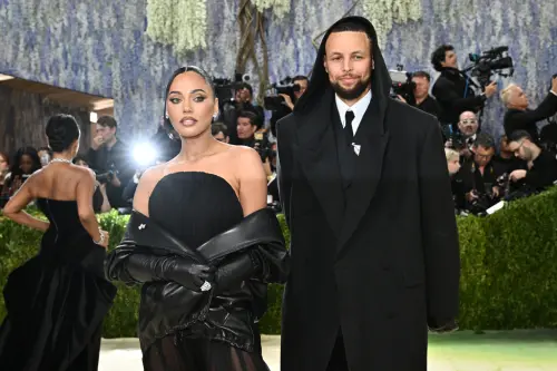 柯瑞攜美妻現身Met Gala！紅毯照帥翻全網　自嘲「沒球打」超爆笑