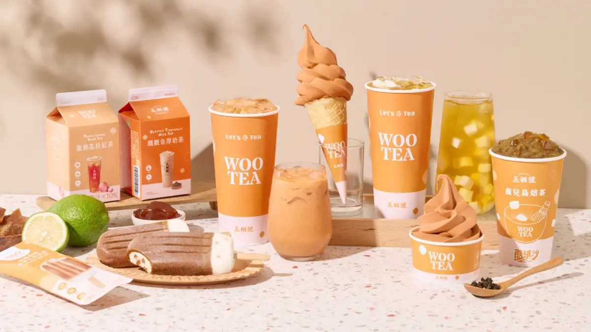 ▲五桐號手搖飲料聯名全家便利商店，今超商開賣泰式奶茶霜淇淋49元起7大新品，5月13日起杏仁凍青茶等任選第二杯79折、鹿兒島焙茶酷繽沙消暑優惠。Krispy Kreme巧克力奇幻甜甜圈。（圖／五桐號提供）