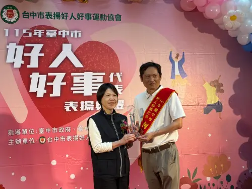 ▲社會局副局長林資芮代表市長，頒獎表揚獲全國運彩公會理事長何昱奇當選好人好事代表。（圖／記者金武鳳攝，2026.5.5)