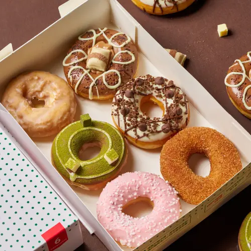 ▲Krispy Kreme巧克力奇幻甜甜圈，「皮蒙特繽紛榛果」60元、「紐約好時可可」60元、「東京明治抹茶」60元。（圖／Krispy Kreme提供）