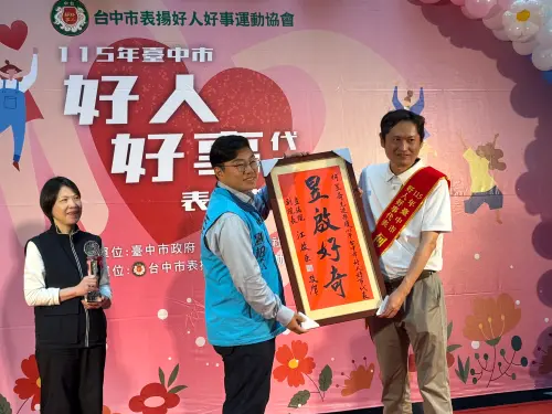 ▲運彩公會理事長何昱奇獲選好人好事代表，立法院副院長江啟臣特別贈送「昱啟好奇」牌匾祝賀，（圖／記者金武鳳攝，2026.5.5)