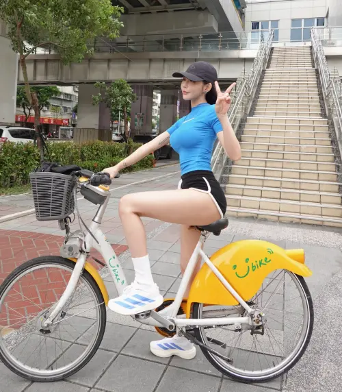 ▲▼梓梓穿真理褲騎YouBike，一雙白玉美腿相當吸睛。（圖／梓梓 董梓甯IG@t40533）