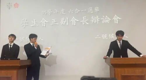 ▲昨（4）日晚間舉行的學生會正副會長政見發表會與辯論會上，楊同學（右）以2號候選人身分，單槍匹馬站上辯論台。（圖／翻攝成大學生會選委會臉書）
