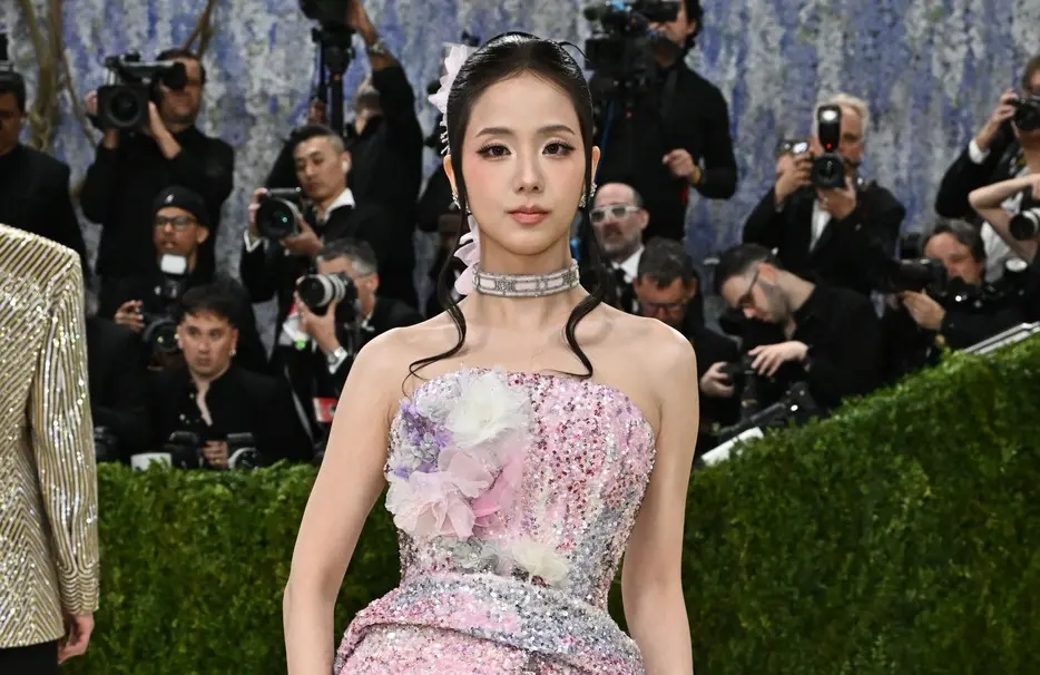 ▲ Jisoo（如圖）出席在台灣時間今（5）日早晨舉辦的Met Gala，雖然旁邊沒有英文流利的成員們在，她還是靠自己完成了全英文受訪，讓粉絲感動直呼：「離開YG才不用當花瓶。」（圖／美聯社）