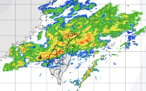 ▲今天晚上華南雲雨區影響持續，雨勢長時間累積下在北部、中部山區。（圖／中央氣象署）