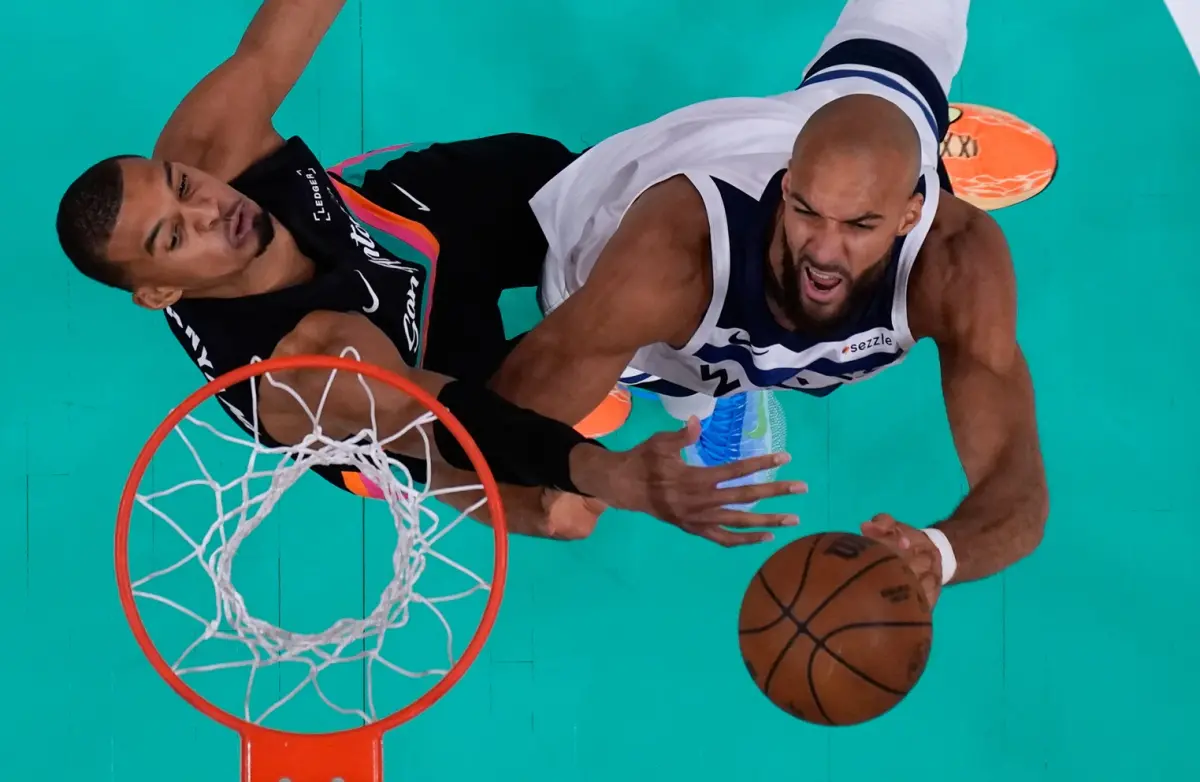 ▲ESPN稍早公布NBA第二輪專家最終預測結果，聖安東尼奧馬刺與奧克拉荷馬雷霆被無限看好，10位專家一致認為馬刺、雷霆會壓倒性擊敗湖人、灰狼，結果今早首戰馬刺就以102：104意外輸球。（圖／美聯社／達志影像）
