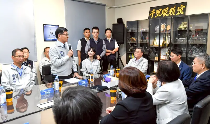    ▲行政院長卓榮泰今天到台中，參觀精密機械業製程導入AI的成果。（圖／政院提供，2026.05.05）  