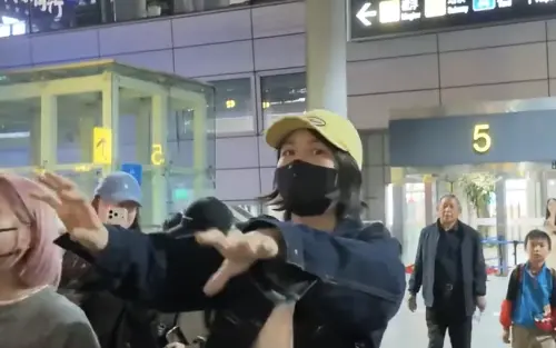 曾沛慈機場被圍堵！化身秩序小隊長　霸氣要粉絲守規矩：都別動了