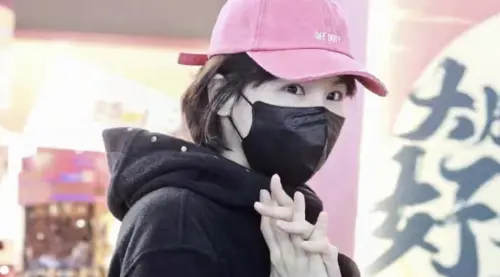 ▲曾沛慈穿黑色帽T現身機場，即便包緊緊還是被認出。（圖／翻攝自微博@宇宙魔法師）