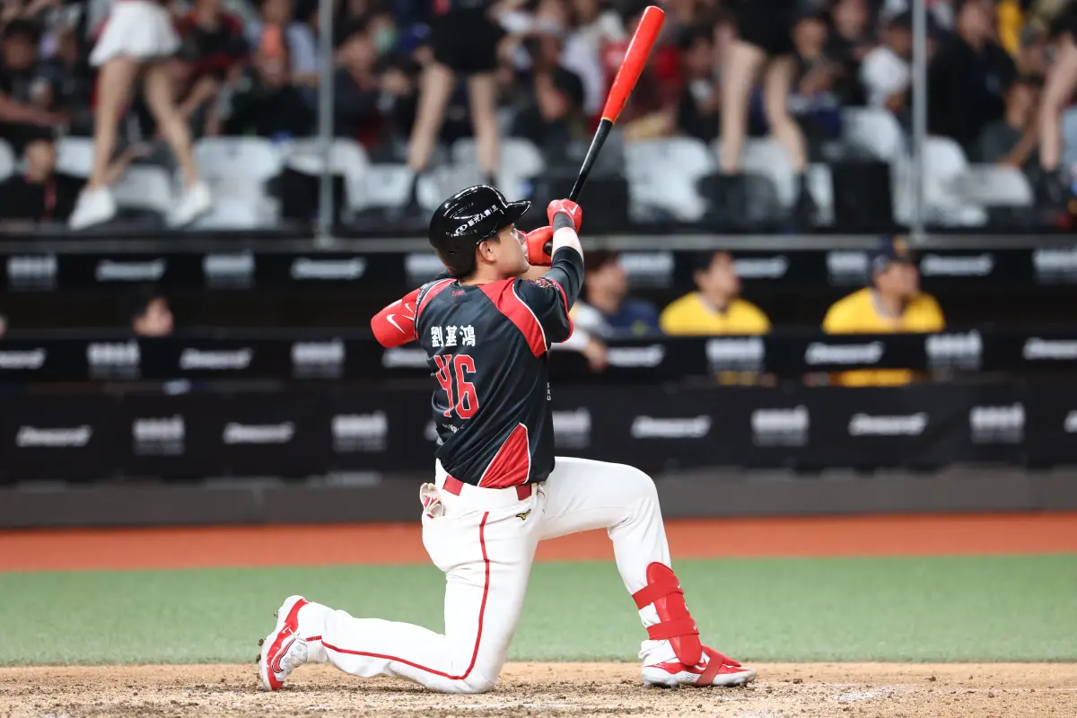 劉基鴻超神美技+再見全壘打！1人救全隊　味全龍5：3氣走中信兄弟