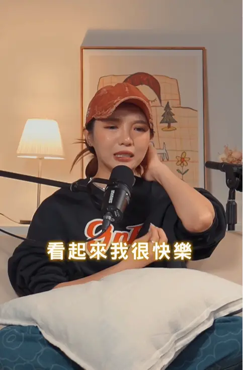 ▲何美說媽媽車禍後她雖內心悲痛，但還是在鏡頭前裝出快樂模樣。（圖／果子狸IG＠crazymommemo666）