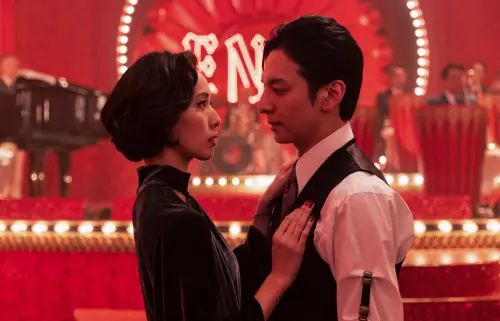 ▲《地獄占星師》中，戶田惠梨香（左）與生田斗真（右）有感情戲。（圖／Netflix提供）
