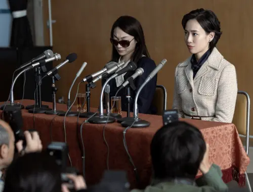 ▲戶田惠梨香（右）在《地獄占星師》展現精彩的演技，是收視告捷的大功臣。（圖／翻攝自Netflix）