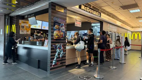 ▲直擊麥當勞開賣鋼彈馬克杯人潮。（圖／記者蕭涵云攝）