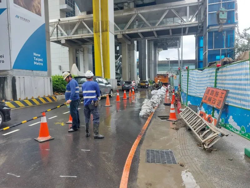 ▲新北市政府上午對五工路往新北產業園區方向封閉管制,用路人改道由化成路、新知六路、新知二路、福慧路等替代道路行駛;接近中午時已經全面通車。(圖/台水提供)