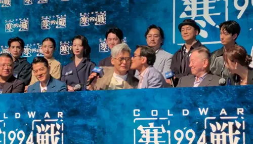 ▲周潤發先把臉靠向梁家輝，梁家輝毫不猶豫就送出臉頰吻。（圖／微博＠電影寒戰1994）