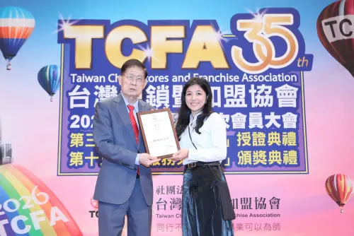 ▲歐德傢俱中山店設計師簡妙樺(右)接手高難度案件，重建客戶信任，榮獲2026服務天使獎。（圖／歐德提供）