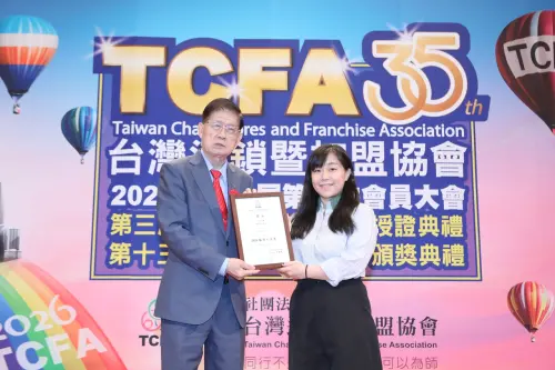 ▲優渥設計台北民生店設計師周亭如(右)，整合團隊即時應變，展現細緻服務品質與專業價值。（圖／歐德提供）