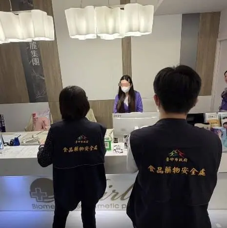 ▲台中市衛生局派員前往愛爾麗醫美診所進行稽查，針對診間監視設備與煙霧偵測器進行全面盤查。(圖／衛生局提供)
