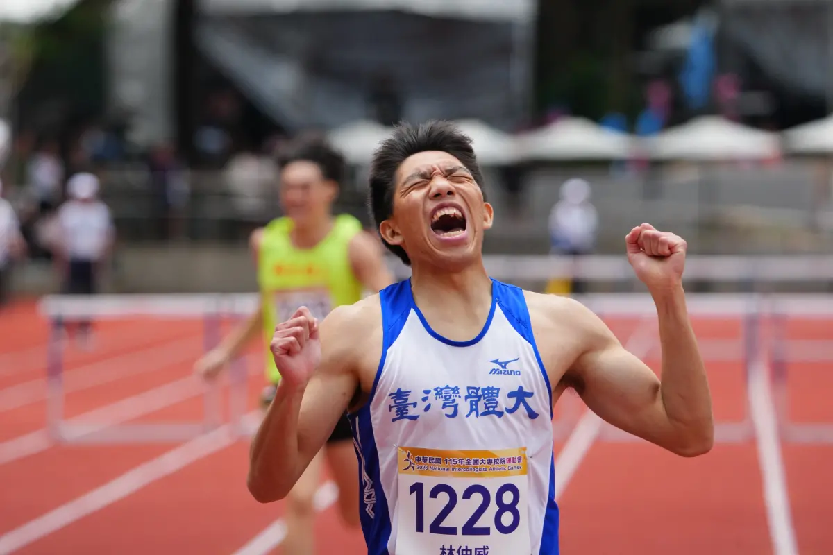 ▲115年全國大專校院運動會田徑賽事持續在中央大學田徑場舉行，眾所矚目的400公尺跨欄賽事傳出佳績，代表台灣體大的林仲威，跑出49秒28，不但再度達標名古屋亞運參賽標準，也打破由台灣體大學長陳傑所保持的49秒54大會紀錄。（圖／全大運提供）