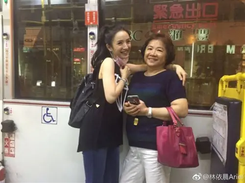 ▲林依晨（左）曾說雖然小時候家境不好，但媽媽（右）仍會經常做公益。（圖／翻攝自林依晨微博）