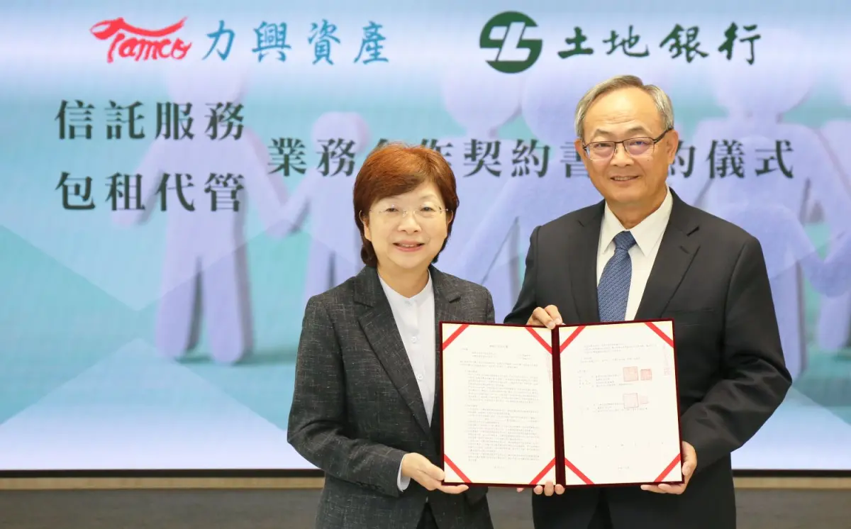 ▲台灣金聯資產管理公司董事長宮文萍（左一）今（6）日與土地銀行總經理張志堅簽署《業務合作契約書》，將提供包租代管、信託業務結盟一條龍服務。（圖／台灣金聯公司提供）