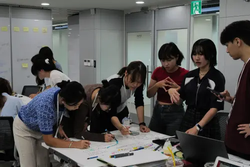 ▲透過混合編組與在地觀察，學員將從理解城市出發，進一步轉化為設計提案，在交流與碰撞中激盪創新觀點。（圖／中華民國工業設計協會提供）